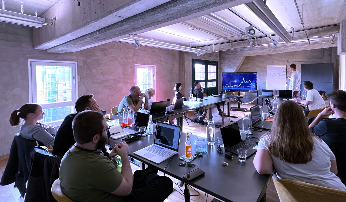 Teilnehmer der TradeNeon Daytrading-Ausbildung im persönlichen Austausch – kleine Gruppen, echtes Feedback